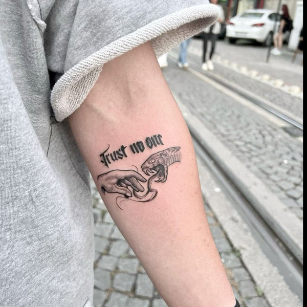 Trust no one tatouage